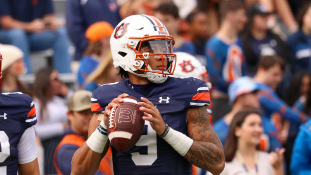 Robby Ashford in warmups vs Arkansas.